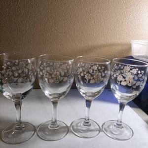 Elegant Floral Wine Glass Set